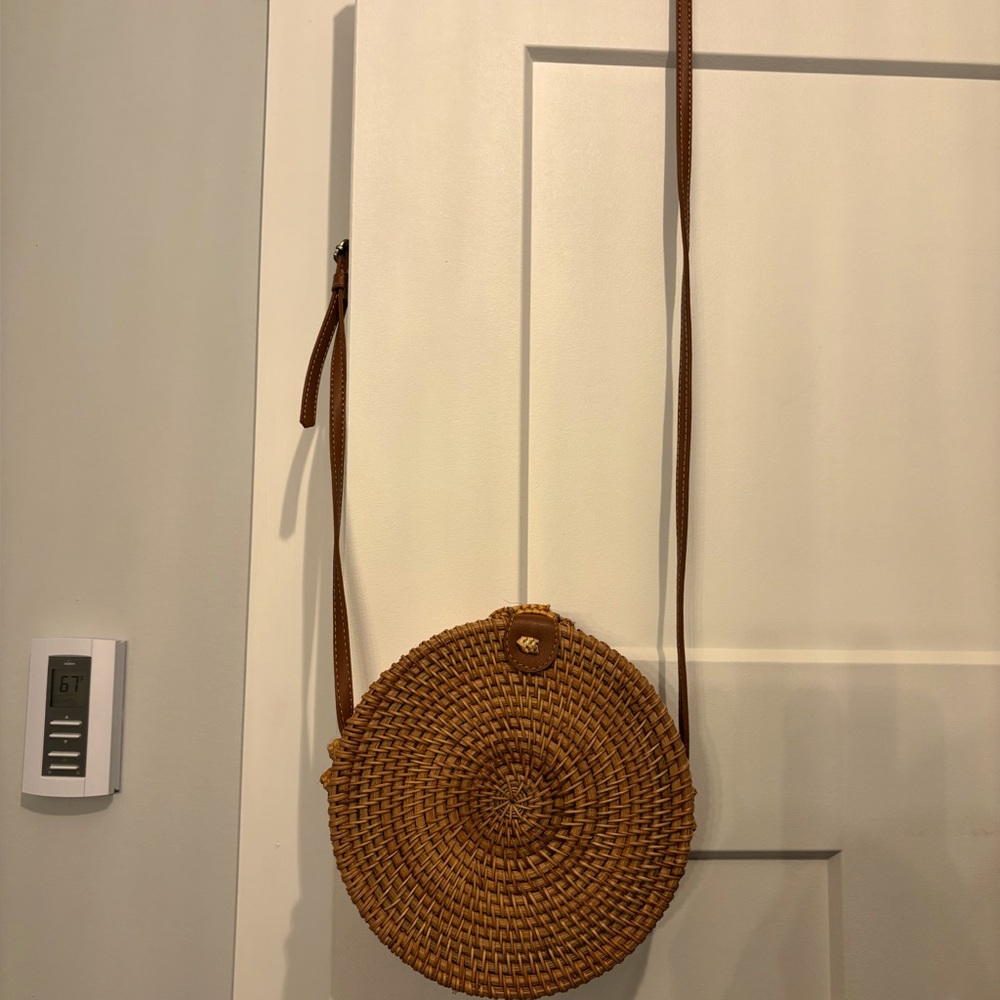 Round shoulder straw bag